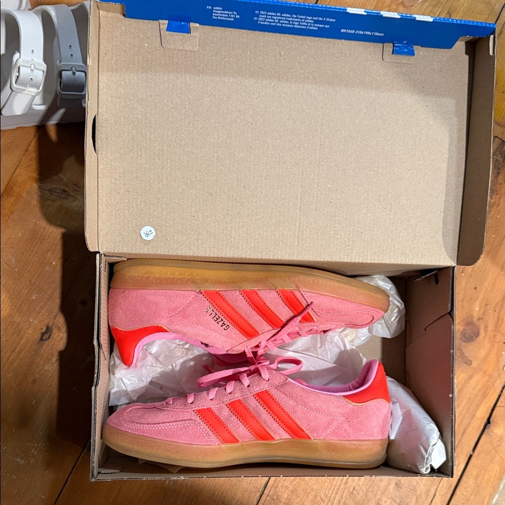 Adidas Women's beam pink and red gazelle indoor - Picture 5 of 5